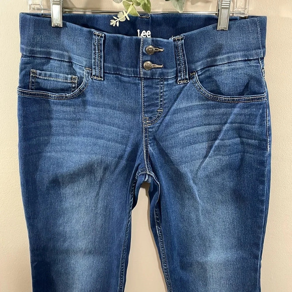 NWOT Lee Riders Pull On Waist Smoother Straight Leg Denim Jeans 8P - Picture 2 of 15